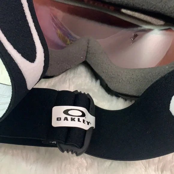 Oakley - Picture 6 of 6